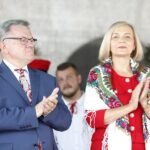 08.08.2021 Kielce.Buskie Spotkania z Folklorem - gala finałowa przed WDK. Na zdjęciu od lewej: dyrektor Wojewódzkiego Domu Kultury Jacek Sabat i wicemarszałek Renata Janik / Jarosław Kubalski / Radio Kielce