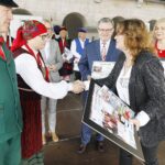 08.08.2021 Kielce.Buskie Spotkania z Folklorem - gala finałowa przed WDK.  Nagrodę imienia Haliny Szelestowej dla Zespołu Śpiewaczego Chełmowianki wręcza redaktor Polskiego Radia Kielce Marzena Ślusarska, z tyłu dyrektor WDK Jacek Sabat i wicemarszałek Renata Janik / Jarosław Kubalski / Radio Kielce