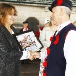 08.08.2021 Kielce.Buskie Spotkania z Folklorem - gala finałowa przed WDK. Redaktor Polskiego Radia Kielce Marzena Ślusarska wręcza nagrodę Grand Prix imienia Piotra Gana dla Kapeli z Rykoszyna / Jarosław Kubalski / Radio Kielce