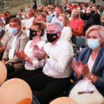 08.08.2021 Kielce. Amfiteatr na Kadzielni. Wakacyjna Trasa Dwójki. Koncert muzyki tanecznej. Na zdjęciu od prawek: wicemarszałek Renata Janik, marszałek Andrzej Bętkowski, przewodniczący sejmiku Andrzej Pruś i dyrektor biura poselskiego posła Krzysztofa Lipca Małgorzata Pruś / Jarosław Kubalski / Radio Kielce