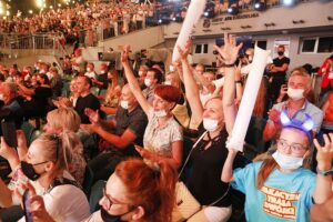 08.08.2021 Kielce. Amfiteatr na Kadzielni. Wakacyjna Trasa Dwójki. Koncert muzyki tanecznej / Jarosław Kubalski / Radio Kielce