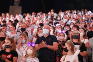 08.08.2021 Kielce. Amfiteatr na Kadzielni. Wakacyjna Trasa Dwójki. Koncert muzyki tanecznej / Jarosław Kubalski / Radio Kielce