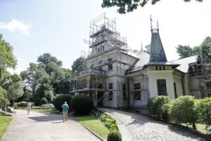 09.08.2021 Oblęgorek. Remont pałacyku Henryka Sienkiewicza / Jarosław Kubalski / Radio Kielce