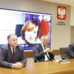 10.08.2021 Kielce. ŚUW. Konferencja dotycząca  Rządowego Programu Dróg Krajowych. Na zdjeciu od lewej: poseł Marek Kwitek, wojewoda Zbigniew Koniusz i senator Jarosław Rusiecki. Na ekranie wiceminister kultury, dziedzictwa narodowego i sportu Anna Krupka / Jarosław Kubalski / Radio Kielce