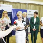 10.08.2021 Kielce. Konferencja dotycząca reformy rynku pracy. Na zdjęciu od lewej: dyrektor Wojewódzkiego Urzędu Pracy w Kielcach Aleksandra Marcinkowska, wiceminister rozwoju, pracy i technologii Iwona Michałek, wicemarszałek Renata Janik, dyrektor Departamentu Rynku Pracy w Ministerstwie Rozwoju Pracy i Technologii Ewa Flaszyńska i komendant świętokrzyskiej komendy OHP Magdalena Fogiel-Litwinek / Jarosław Kubalski / Radio Kielce