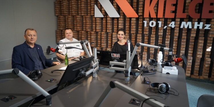 18.08.2021. Radio Kielce. Punkty Widzenia. Na zdjęciu (od lewej): Robert Jaworski - burmistrz Gminy i Miasta Chęciny, Piotr Fitas - nadleśniczy Nadleśnictwa Suchedniów, Magdalena Sitek - Radio Kielce. / Sebastian Kalwat / Radio Kielce