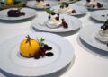 Słodki wtorek. Mono deser o smaku białej czekolady z konfiturą malinową i mini bezą Pavlova - Radio Kielce 24.08.2021. Kielce. Letnia Kuchnia Radia Kielce. Słodki wtorek / Anna Kwapisz / Radio Kielce