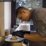 24.08.2021. Kielce. Letnia Kuchnia Radia Kielce. Słodki wtorek. Na zdjęciu: Łukasz Lisowski - zastępca szefa kuchni w restauracji Oranżeria / Anna Kwapisz / Radio Kielce