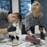 24.08.2021. Kielce. Letnia Kuchnia Radia Kielce. Słodki wtorek. Na zdjęciu: Łukasz Lisowski - zastępca szefa kuchni w restauracji Oranżeria i Ewelina Tkacz - zastępca szefa kuchni w restauracji Oranżeria / Anna Kwapisz / Radio Kielce