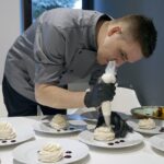 24.08.2021. Kielce. Letnia Kuchnia Radia Kielce. Słodki wtorek. Na zdjęciu: Łukasz Lisowski - zastępca szefa kuchni w restauracji Oranżeria / Anna Kwapisz / Radio Kielce