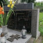 04.08.2021. Gorzków. Na grobach poległych żołnierzy złożone zostały wiązanki kwiatów i zapalono znicze pamięci / Marta Gajda / Radio Kielce