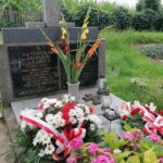 04.08.2021. Gorzków. Na grobach poległych żołnierzy złożone zostały wiązanki kwiatów i zapalono znicze pamięci / Marta Gajda / Radio Kielce