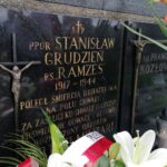 04.08.2021. Gorzków. Na grobach poległych żołnierzy złożone zostały wiązanki kwiatów i zapalono znicze pamięci / Marta Gajda / Radio Kielce