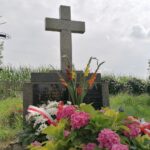 04.08.2021. Gorzków. Na grobach poległych żołnierzy złożone zostały wiązanki kwiatów i zapalono znicze pamięci / Marta Gajda / Radio Kielce