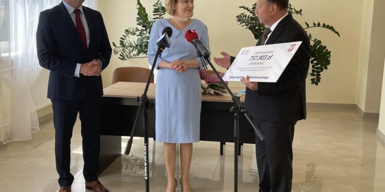 16.08.2021. Baćkowice. Przekazanie promesy na budowę boiska. Na zdjęciu (od lewej): Krzysztof Grzyb przewodniczący rady gminy, wiceminister Anna Krupka, wójt Baćkowic Marian Partyka / Anna Głąb / Radio Kielce