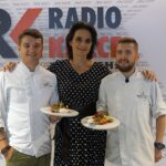 06.08.2021. Letnia kuchnia Radia Kielce. Piątkowa rybka. Na zdjęciu: Tomasz Soczumski - szef kuchni restauracji Żółty Słoń, Magdalena Sitek - Radio Kielce, Krzysztof Nawrot - kucharz w restauracji Żółty Słoń / Anna Kwapisz / Radio Kielce