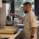 06.08.2021. Letnia kuchnia Radia Kielce. Piątkowa rybka. Na zdjęciu: Krzysztof Nawrot - kucharz w restauracji Żółty Słoń / Anna Kwapisz / Radio Kielce