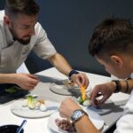 06.08.2021. Letnia kuchnia Radia Kielce. Piątkowa rybka. Na zdjęciu: Krzysztof Nawrot - kucharz w restauracji Żółty Słoń (z lewej) i Tomasz Soczumski - szef kuchni restauracji Żółty Słoń (z prawej) / Anna Kwapisz / Radio Kielce