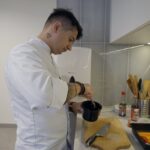 06.08.2021. Letnia kuchnia Radia Kielce. Piątkowa rybka. Na zdjęciu: Tomasz Soczumski - szef kuchni restauracji Żółty Słoń / Anna Kwapisz / Radio Kielce