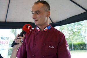 10.08.2021. Letnia kuchnia Radia Kielce. Słodki wtorek. Na zdjęciu Mariusz Bezak, nauczyciel z Zakładu Doskonalenia Zawodowego w Kielcach / Anna Kwapisz / Radio Kielce