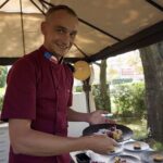 10.08.2021. Letnia kuchnia Radia Kielce. Słodki wtorek. Na zdjęciu Mariusz Bezak, nauczyciel z Zakładu Doskonalenia Zawodowego w Kielcach / Anna Kwapisz / Radio Kielce