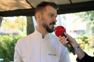 09.08.2021. Letnia kuchnia Radia Kielce. Wegański poniedziałek. Na zdjęciu Łukasz Wasik, drugi szef restauracji Żółty Słoń / Anna Kwapisz / Radio Kielce