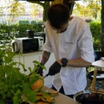 09.08.2021. Letnia kuchnia Radia Kielce. Wegański poniedziałek. Na zdjęciu Łukasz Wasik, drugi szef restauracji Żółty Słoń / Anna Kwapisz / Radio Kielce