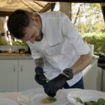 09.08.2021. Letnia kuchnia Radia Kielce. Wegański poniedziałek. Na zdjęciu Łukasz Wasik, drugi szef restauracji Żółty Słoń / Anna Kwapisz / Radio Kielce