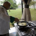 02.08.2021. Letnia kuchnia Radia Kielce. Wegański poniedziałek. Na zdjęciu Robert Kopacz - szef kuchni Upfield Professional / Anna Kwapisz / Radio Kielce