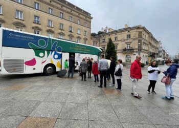 26.08.2021. Kielce. Plac Literatów. Bezpłatne konsultacje reumatologa / Wiktor Taszłow / Radio Kielce