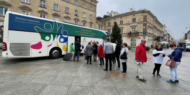 26.08.2021. Kielce. Plac Literatów. Bezpłatne konsultacje reumatologa / Wiktor Taszłow / Radio Kielce