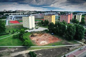 03.08.2021 Kielce. Teren Politechniki Świętokrzyskiej. Budowa toru dla łazików marsjańskich / Jarosław Kubalski / Radio Kielce