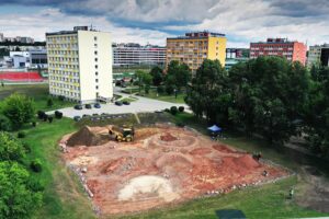 03.08.2021 Kielce. Teren Politechniki Świętokrzyskiej. Budowa toru dla łazików marsjańskich / Jarosław Kubalski / Radio Kielce