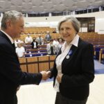 20.08.2021 Kielce. ŚUW. Wręczenie Medali Stulecia Odzyskanej Niepodległości. Na zdjęciu od lewej: wojewoda świętokrzyski Zbigniew Koniusz i Teresa Brzeska / Jarosław Kubalski / Radio Kielce