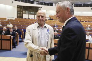 20.08.2021 Kielce. ŚUW. Wręczenie Medali Stulecia Odzyskanej Niepodległości. Na zdjęciu od lewej: Henryk Chochowski i wojewoda świętokrzyski Zbigniew Koniusz / Jarosław Kubalski / Radio Kielce