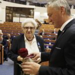 20.08.2021 Kielce. ŚUW. Wręczenie Medali Stulecia Odzyskanej Niepodległości. Na zdjęciu od lewej: Krystyna Chojnacka i wojewoda świętokrzyski Zbigniew Koniusz / Jarosław Kubalski / Radio Kielce