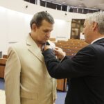 20.08.2021 Kielce. ŚUW. Wręczenie Medali Stulecia Odzyskanej Niepodległości. Na zdjęciu od lewej: Robert Figarski i wojewoda świętokrzyski Zbigniew Koniusz / Jarosław Kubalski / Radio Kielce