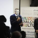 27.08.2021 Kielce. Muzeum Dialogu Kultur. Obchody święta niepodległości Ukrainy. Przemawia prezydent Kielc Bogdan Wenta / Jarosław Kubalski / Radio Kielce