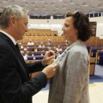 20.08.2021 Kielce. ŚUW. Wręczenie Medali Stulecia Odzyskanej Niepodległości. Na zdjęciu od lewej: wojewoda świętokrzyski Zbigniew Koniusz i Ewa Kornecka-Mogielska / Jarosław Kubalski / Radio Kielce