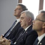 27.08.2021 Kielce. Muzeum Dialogu Kultur. Obchody święta niepodległości Ukrainy. Na zdjęciu od lewej: przewodniczący sejmiku Andrzej Pruś, marszałek Andrzej Bętkowski i Konsul Generalny Ukrainy w Krakowie Wiaczesław Wojnarowśkyj, / Jarosław Kubalski / Radio Kielce