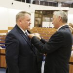 20.08.2021 Kielce. ŚUW. Wręczenie Medali Stulecia Odzyskanej Niepodległości. Na zdjęciu od lewej: Krzysztof Mikos i wojewoda świętokrzyski Zbigniew Koniusz / Jarosław Kubalski / Radio Kielce