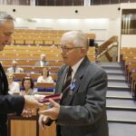 20.08.2021 Kielce. ŚUW. Wręczenie Medali Stulecia Odzyskanej Niepodległości. Na zdjęciu od lewej: wojewoda świętokrzyski Zbigniew Koniusz i Stanisław Pastuła / Jarosław Kubalski / Radio Kielce