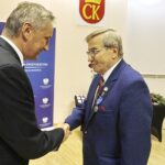 20.08.2021 Kielce. ŚUW. Wręczenie Medali Stulecia Odzyskanej Niepodległości. Na zdjęciu od lewej: wojewoda świętokrzyski Zbigniew Koniusz i Stanisław Rozin / Jarosław Kubalski / Radio Kielce