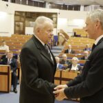 20.08.2021 Kielce. ŚUW. Wręczenie Medali Stulecia Odzyskanej Niepodległości. Na zdjęciu od lewej: Szczepan Serek i wojewoda świętokrzyski Zbigniew Koniusz / Jarosław Kubalski / Radio Kielce