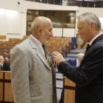 20.08.2021 Kielce. ŚUW. Wręczenie Medali Stulecia Odzyskanej Niepodległości. Na zdjęciu od lewej: Jerzy Stępień i wojewoda świętokrzyski Zbigniew Koniusz / Jarosław Kubalski / Radio Kielce