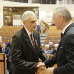 20.08.2021 Kielce. ŚUW. Wręczenie Medali Stulecia Odzyskanej Niepodległości. Na zdjęciu od lewej: Włodzimierz Strzałkowski i wojewoda świętokrzyski Zbigniew Koniusz / Jarosław Kubalski / Radio Kielce