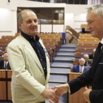 20.08.2021 Kielce. ŚUW. Wręczenie Medali Stulecia Odzyskanej Niepodległości. Na zdjęciu od lewej: Ryszard Sztando i wojewoda świętokrzyski Zbigniew Koniusz / Jarosław Kubalski / Radio Kielce