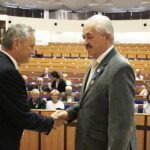 20.08.2021 Kielce. ŚUW. Wręczenie Medali Stulecia Odzyskanej Niepodległości. Na zdjęciu od lewej: wojewoda świętokrzyski Zbigniew Koniusz i Adam Ślufarski / Jarosław Kubalski / Radio Kielce