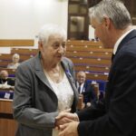 20.08.2021 Kielce. ŚUW. Wręczenie Medali Stulecia Odzyskanej Niepodległości. Na zdjęciu od lewej: Helena Zagrodzka i wojewoda świętokrzyski Zbigniew Koniusz / Jarosław Kubalski / Radio Kielce