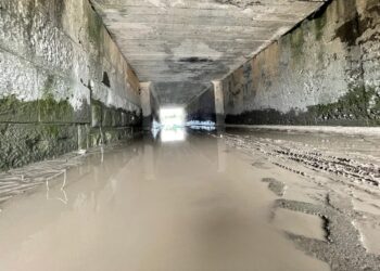 Kielce. Zalewany tunel pod torami między ulicą Krakowską, a Biesakiem / Fot. Wiktor Taszłow - Radio Kielce